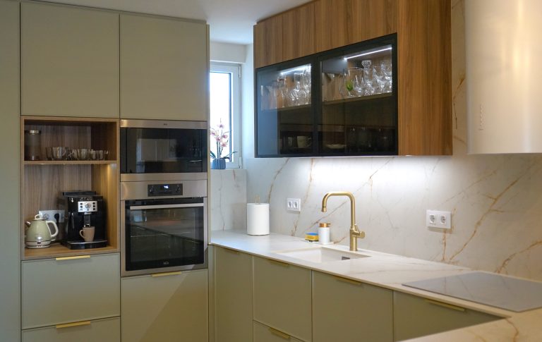 Cocina verde y madera