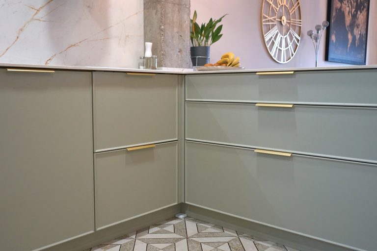 Cajones amplios y funcionales en cocina verde y madera