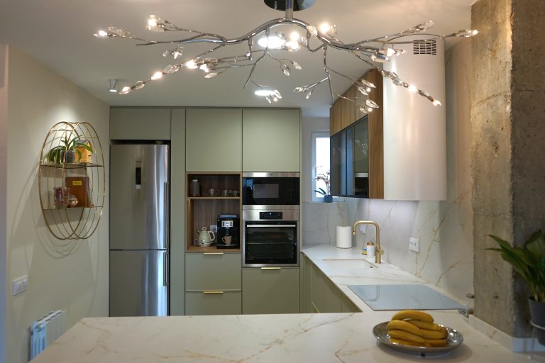 Diseño de cocinas verde álamo y madera modernas y acogedoras