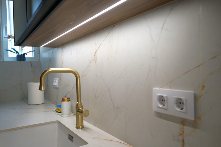 Cocina verde con iluminación integrada