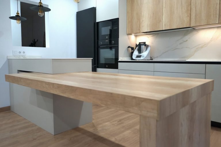 Diseño de cocina abierta con mesa extensible