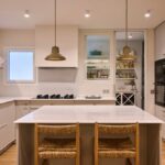 Cocina clásica reinterpretada: diseño a medida que conecta espacios