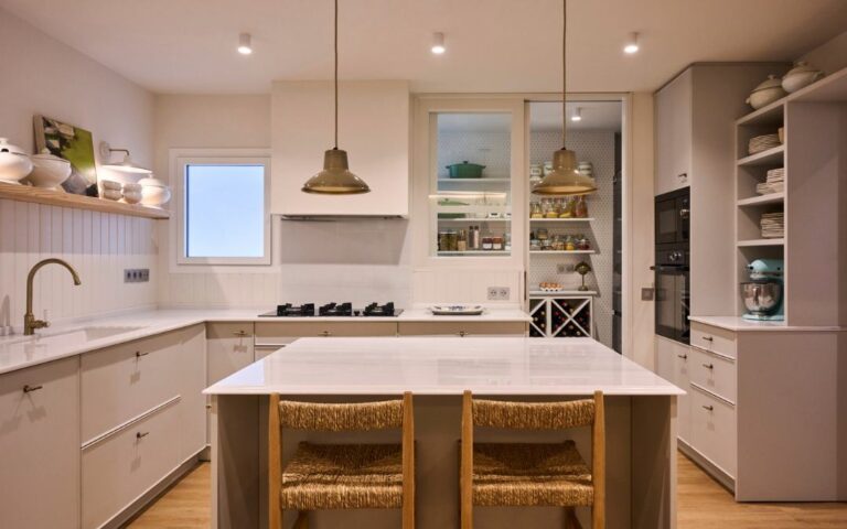 Cocina clásica reinterpretada: diseño a medida que conecta espacios