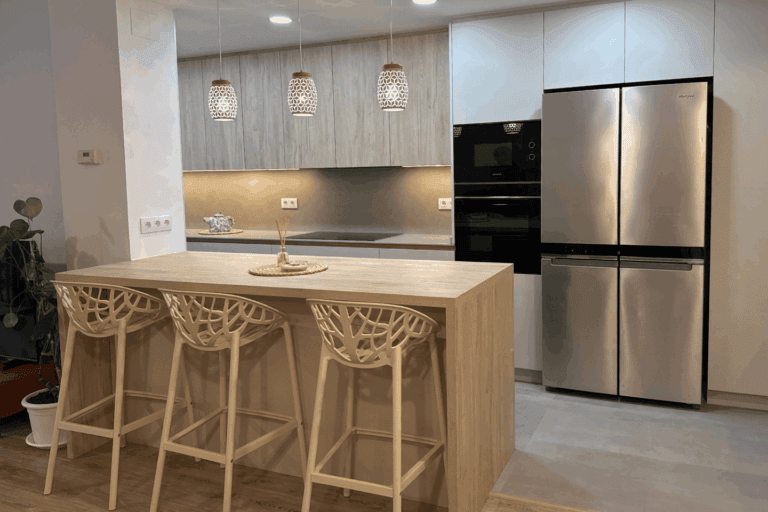 Isla de cocina moderna integrada en un espacio abierto al salón.