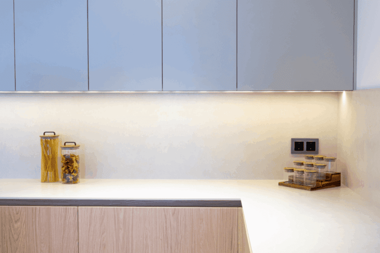 Soluciones de almacenamiento integradas en una cocina moderna de lujo