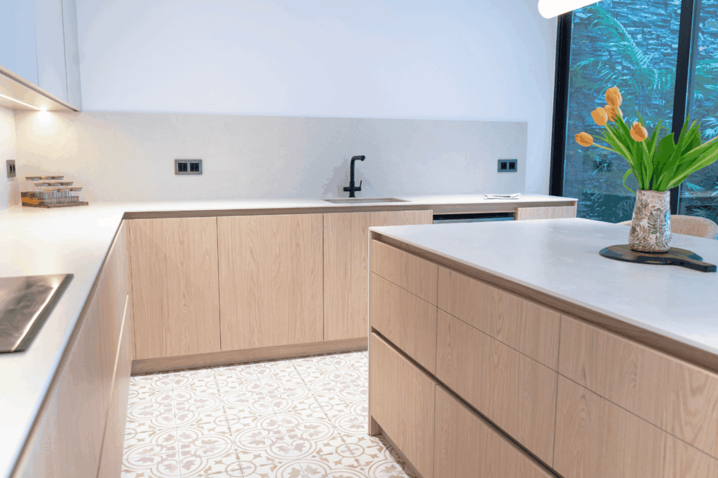 Cocina de lujo moderna fabricada a medida con líneas limpias y materiales premium