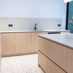 Cocina de lujo moderna fabricada a medida con líneas limpias y materiales premium