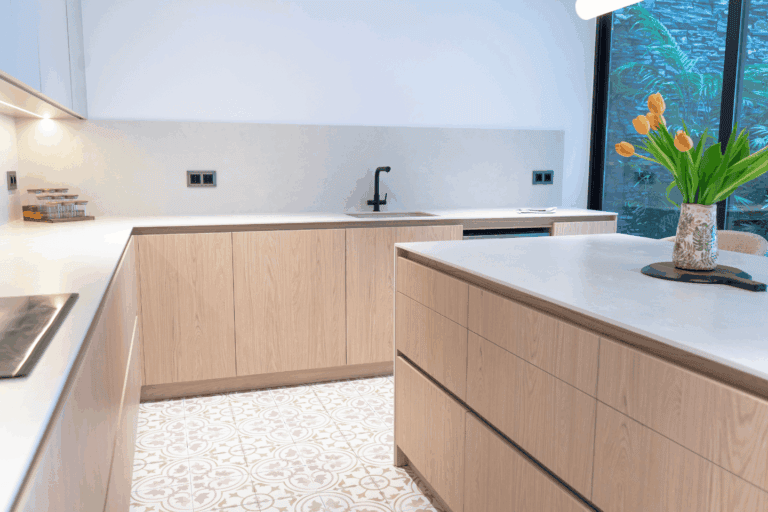 Cocina de lujo moderna fabricada a medida con líneas limpias y materiales premium