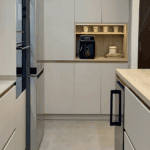 Cocina moderna con muebles de madera y gran isla central fabricada a medida por Cocinas Marín's.