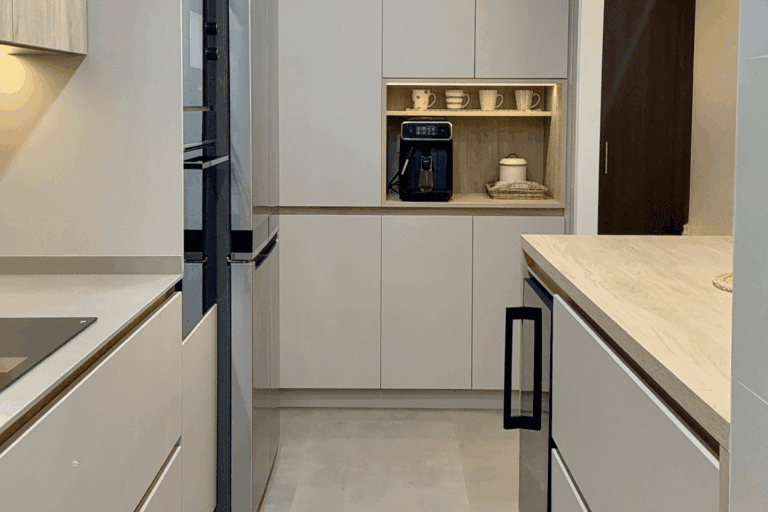 Cocina moderna con muebles de madera y gran isla central fabricada a medida por Cocinas Marín's.