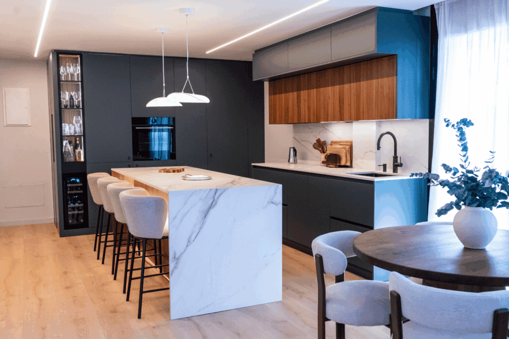 Cocina verde con isla central y muebles a medida fabricada por Cocinas Marín's.