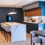 Cocina verde con isla central y muebles a medida fabricada por Cocinas Marín's.