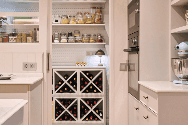Interior de una despensa moderna con estantes de madera y almacenamiento organizado.