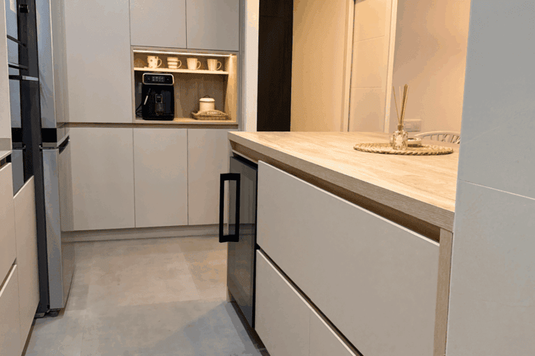 Columnas de cocina de madera con electrodomésticos integrados y muebles hasta el techo.