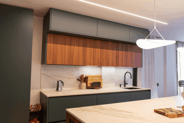 Muebles de cocina verdes fabricados a medida con almacenamiento integrado.