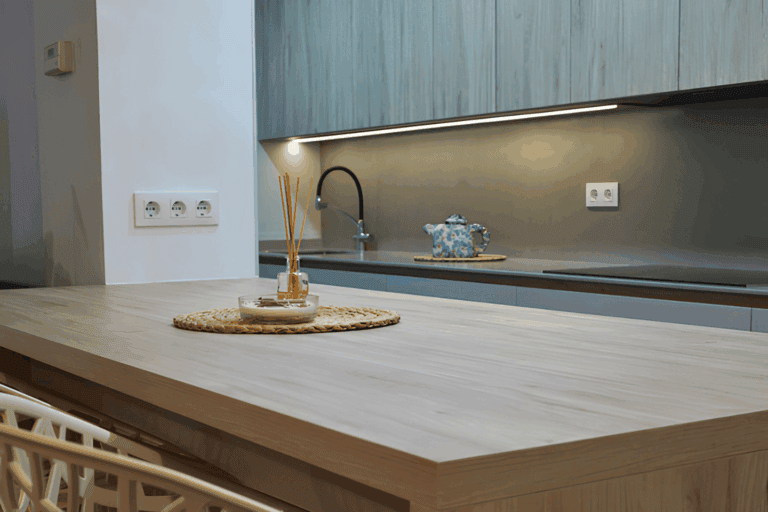 Detalle de encimera y muebles de cocina modernos en madera