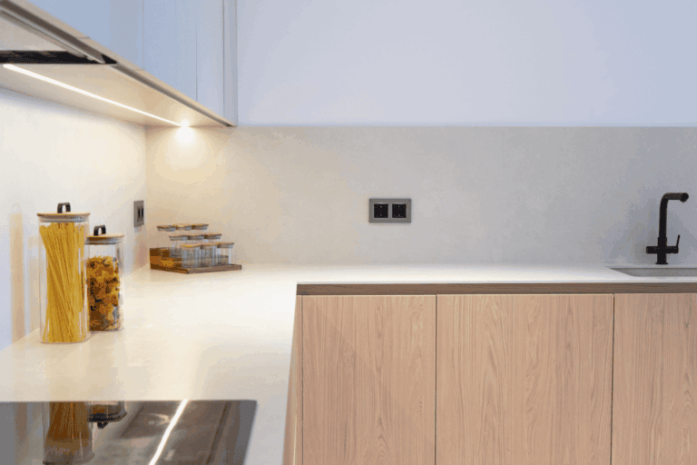 Detalle de materiales premium en una cocina de diseño fabricada por Cocinas Marín's.