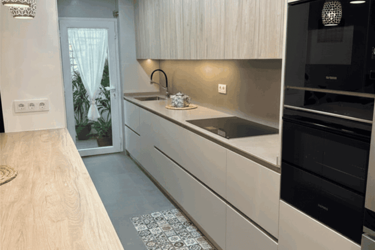 Isla de cocina de madera con encimera de gran formato y almacenamiento integrado.