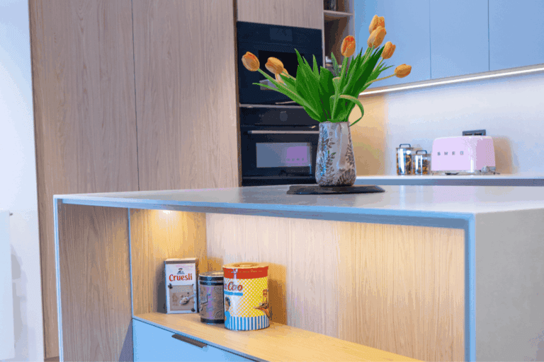 Isla de cocina moderna con gran superficie de trabajo y acabados de alta calidad.