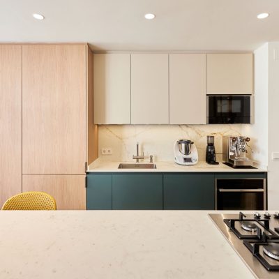 Cocina-abierta-a-medida-en-tonos-naturales-y-barra-central