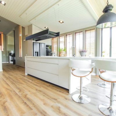 : Cocina a medida con isla de mármol y diseño minimalista