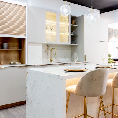 Cocina-elegante-y-funcional-en-tono-cashmere