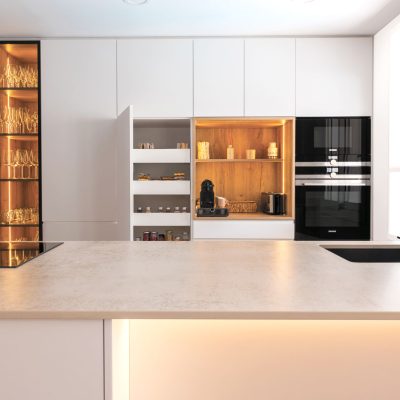 Cocina-lacada-blanca-con-desayunador-de-roble