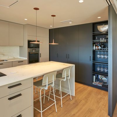 Cocina-moderna-a-medida-con-isla-de-mármol