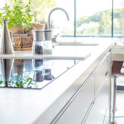 cocina blanca con isla