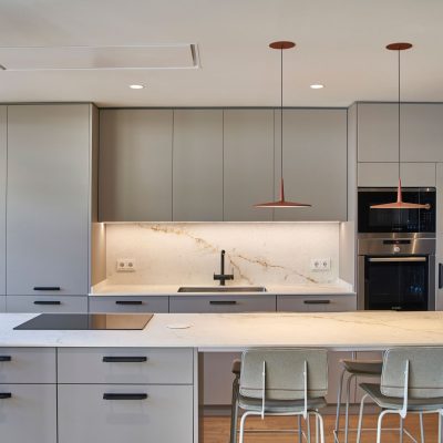 cocina-con-tiradores-de-barra-y-encimera-de-mármol