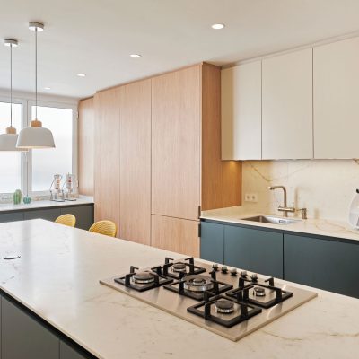 cocina-verde-con-isla-de-marmol