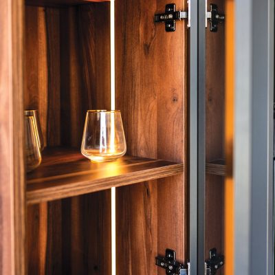 Vitrina de madera con luz led